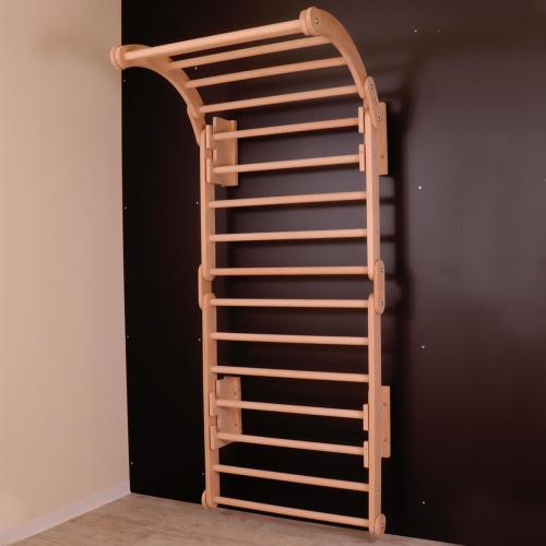 Flexi Sprossenwand Rama mit Bogen aus Massivholz stehend im Zimmer