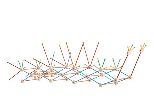 Langes Bauwerk aus dem SteckART Set 2 mit vielen farbigen Holzstäben und Knotenpunkten