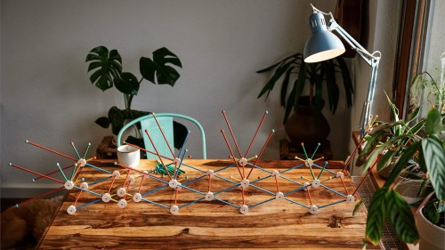 SteckART Set 2 im Einsatz auf dem Tisch als kreatives Konstruktionsspielzeug aus Holz