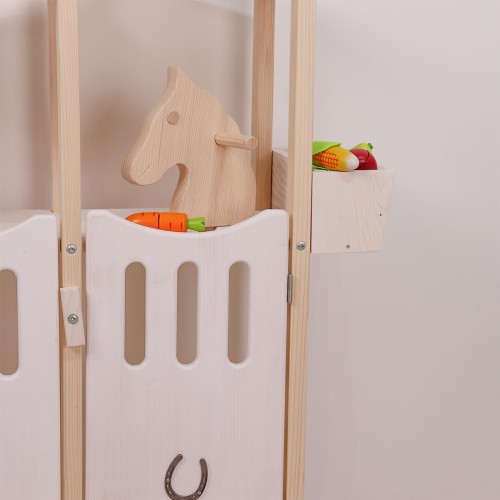Steckenpferd aus Holz mit Obst im Hobby Horse Stall