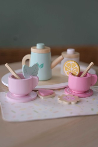 Teeservice und Tassen aus Holz für Kinder