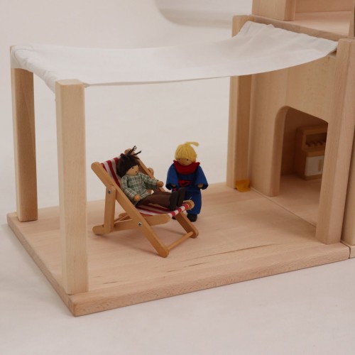 Biegepuppen sitzen auf der Holz Terrasse am Puppenhaus unter der gemütlichen Terrassenüberdachung