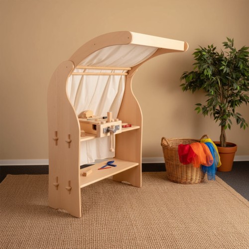Preview: Werkbank Aufsatz TOBI für Kinder aus Buche Massivholz - mit echter Schraubstock Funktion für Tisch & Spielständer Preview: Werkbankaufsatz Tobi im Spielständer fügt sich harmonisch in einen hellen, modernen Kita-Gruppenraum ein – Inspiration für Spielbereiche.