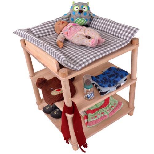 Puppen Wickeltisch aus Holz in einem Kinderzimmer