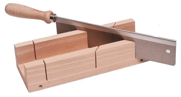 Gehrungsschneidlade aus Holz mit kleiner Handsäge für präzise Schnitte beim Basteln