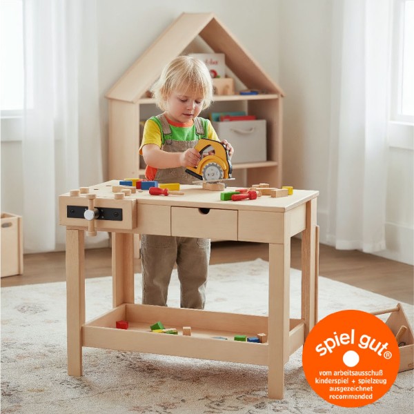 Kind spielt mit Kinderwerkbank Leo von Holzspielzeug Peitz