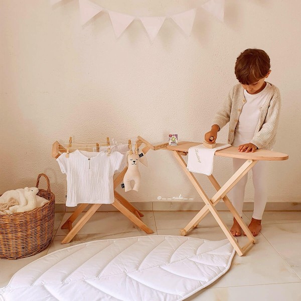 Detailaufnahme Kind beim Bügeln mit Holz Bügeleisen