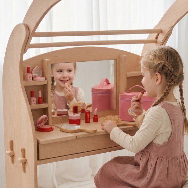 Kinder spielen mit Schminkset am Holz Schminktisch