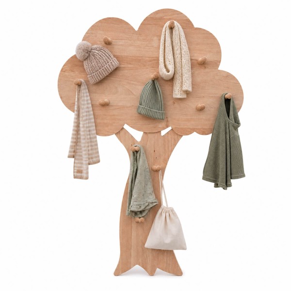 Garderobe in Baumform mit Klamotten aufgehängt