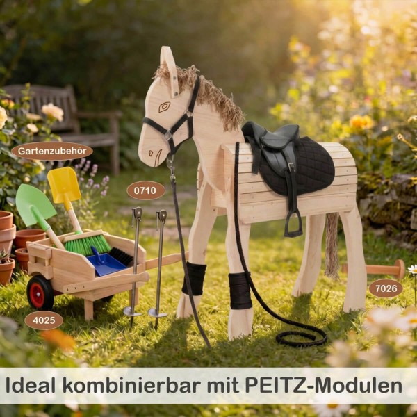 Holzesel PEDRO lässt sich ideal mit weiteren PEITZ-Spielmodulen kombinieren.