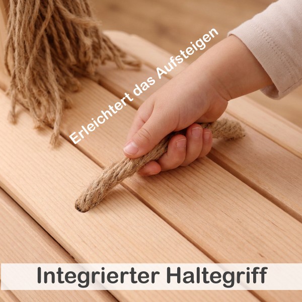 Integrierter Haltegriff am Holzesel PEDRO erleichtert Kindern das sichere Aufsteigen.