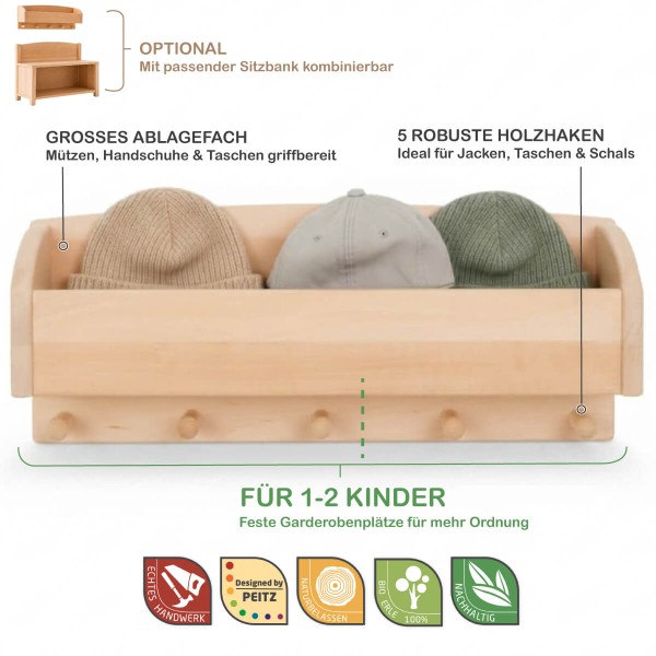 Kindergarderobe Holz. Infografik im Studio, zeigt 5 Haken, Ablagefach und abgerundete Kanten zur Sicherheit des Kindes.