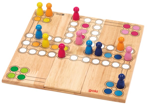 Klassisches Ludo-Spielbrett aus hellem Holz; auf den weißen Feldern stehen verschiedene bunte Holzfiguren in Gelb, Grün, Blau, Rosa und Orange