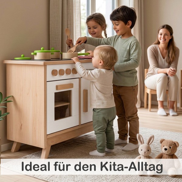 Erhöhte PEITZ Kinderküche mit Skandi Füßen in einer Kita-Gruppe
