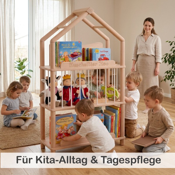 Kinder nutzen das Montessori Bücherregal BERGEN gemeinsam im lichtdurchfluteten Kita-Raum.