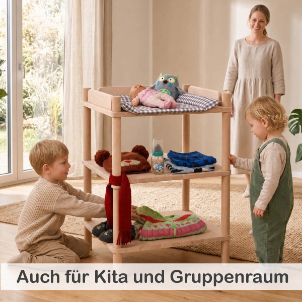 Kinder spielen gemeinsam am Puppen Wickeltisch aus Holz – geeignet für Kita und Tagespflege