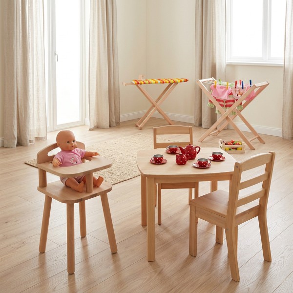 Puppenhochstuhl aus Holz in einem hellen Kinderzimmer mit Tisch, Wäscheständer und Bügelbrett für Rollenspiele