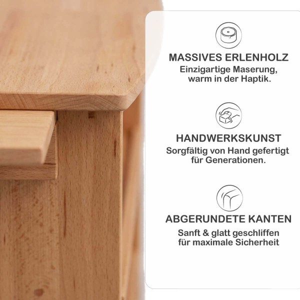 Kind spielt an der Spieltheke aus Erlenholz mit Zusatz-Regal und sortiert Kaufladenwaren auf den Ablageflächen