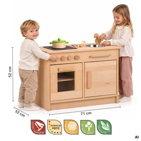 Holz Kinderküche im Größenvergleich mit zwei Kindern – kindgerechte Spielhöhe und kompakte Tiefe sichtbar