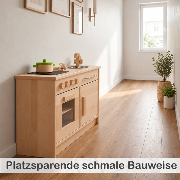 Holz Kinderküche mit schmaler Bauweise platzsparend an der Wand im hellen Kinderzimmer integriert