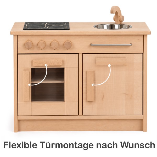 Holz Kinderküche mit flexibel montierbaren Schranktüren, dargestellt mit unterschiedlichen Türöffnungsrichtungen.