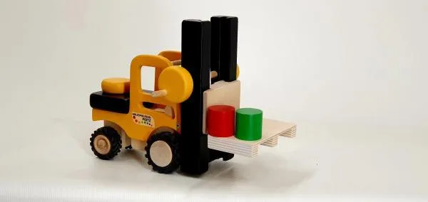 Holz Gabelstapler mit gummierten Reifen, gelber Baustellenbemalung und als Ladung eine Palette mit zwei Tonnen in grün und rot. Holz Gabelstapler mit gummierten Reifen, gelber Baustellenbemalung und als Ladung eine Palette mit zwei Tonnen in grün und rot.