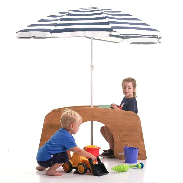 Zwei Kinder spielen an der Outdoor-Sitzgarnitur mit Fahrzeugen unter einem Sonnenschirm.