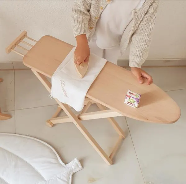 Kind bügelt Wäsche - robustes Plättbrett, hochwertiges Bügelbrett mit Bügeleisen aus Holz, für Kinder, Kids, Holzspielzeug, Kinderspielzeug - bunte Bezüge - verschiedene Möglichkeiten - nachhaltiges spielen Kind bügelt Wäsche - robustes Plättbrett, hochwertiges Bügelbrett mit Bügeleisen aus Holz, für Kinder, Kids, Holzspielzeug, Kinderspielzeug - bunte Bezüge - verschiedene Möglichkeiten - nachhaltiges spielen