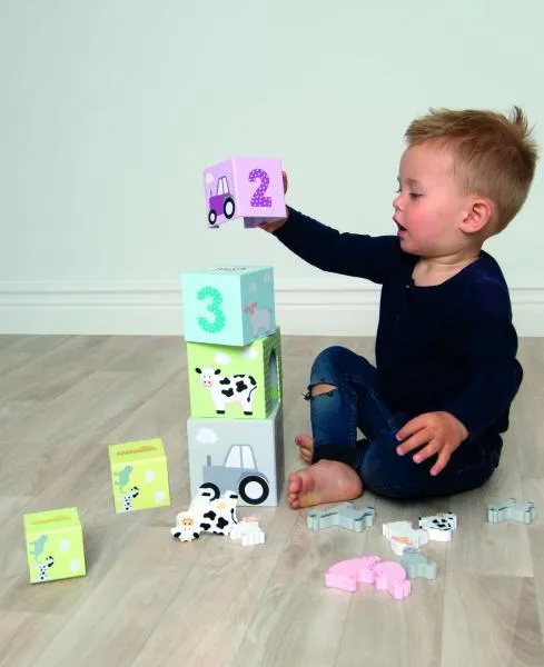 Spielendes Kind mit bunten Stapelwürfeln Spielendes Kind mit bunten Stapelwürfeln