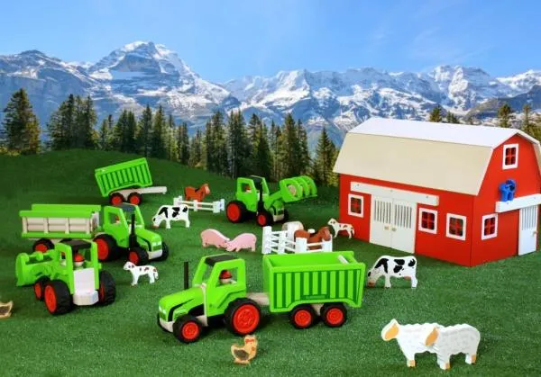 Spielstall mit Tieren und Traktoren aus Holz