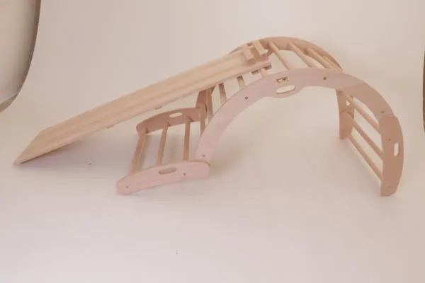 Natur-Rutsche ist an Flexi-Kletterbogen angestellt. Natur-Rutsche ist an Flexi-Kletterbogen angestellt.