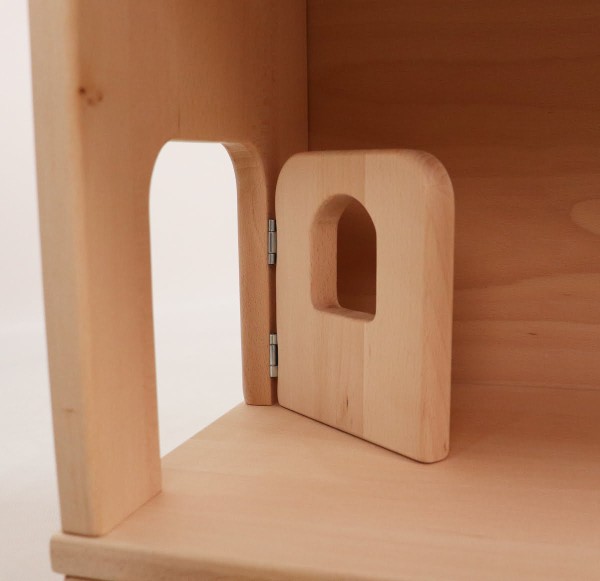 Geöffnete Puppenhaustür aus Holz mit sichtbaren Metallscharnieren von innen gesehen