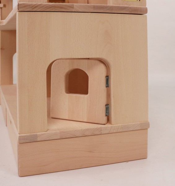 Geschlossene Puppenhaustür aus massivem Holz als Erweiterung eingesetzt in ein Puppenhaus
