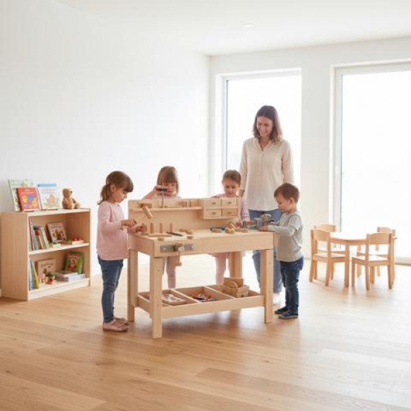 Kita Kinder Werkbank in der Kita - Kinder, die Heimwerkern