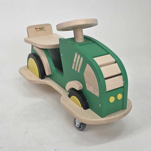 Traktor aus Buchenholz zum draufsitzen im Class-Design
