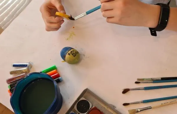 Natur-Ei | roh zum schneiden und bemalen | mit Holzmesser für die Kinder-Küche