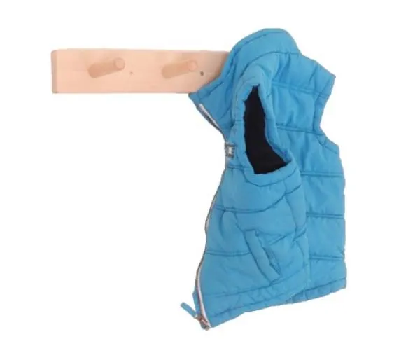 hochertige, stabile-massive-Holzgarderobe-für-Kindergärten-geeignet-trägt-schwere-Jacken