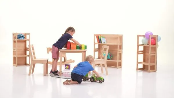 Kinder spielen mit Kinder-Möbel