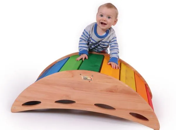 Kleinkind-spielt-Regenbogenfarben-Babywippe-Massivholz-Baby-Wippe-Bogen-Klettern-Turnen-Aktivspielzeug