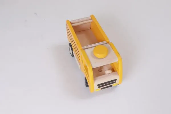 Holz-Baustellenfahrzeug lässt sich mit seiner Gummiebereifung lenken, die Bemalung ist in realistischem gelb vorgenommen und der Auflieger ist kippbar.