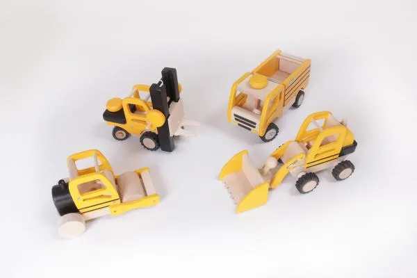 Aufstellung verschiedener Holz-Baustellenfahrzeuge - vom Lastwagen, Bagger mit Frontlader, Gabelstapler bis hin zur Straßenwalze. Aufstellung verschiedener Holz-Baustellenfahrzeuge - vom Lastwagen, Bagger mit Frontlader, Gabelstapler bis hin zur Straßenwalze.