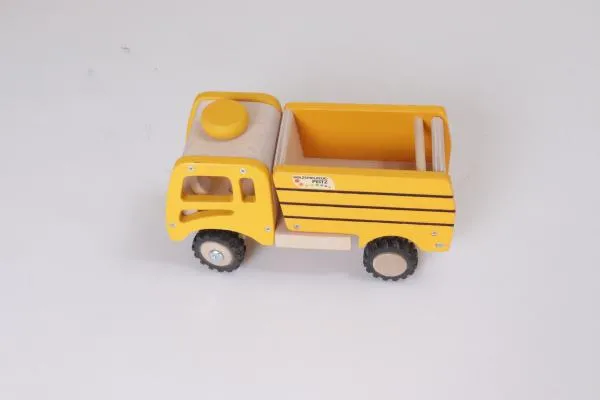 Seitenansicht von Holz-Lastwagen mit realistischer Baustellenbemalung in gelb, gummierten Reifen und kippbarem Auflieger.