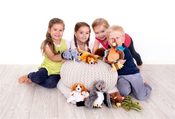 Kinder spielen mit verschiedenen Tier-Handpuppen im Puppentheater-Kontext zur Handpuppe Katze