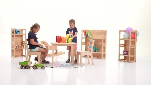 grosser Tisch-Kindermoebelset-Massivholz-Natur