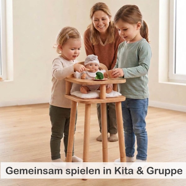 Kinder spielen gemeinsam mit dem Puppenhochstuhl aus Holz im Kita-Gruppenraum und stärken soziales Miteinander