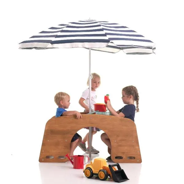 Gruppe von Kindern spielt an Outdoor-Sitzgarnitur unter einem Sonnenschirm.