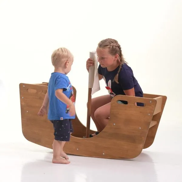 Kinder-Schiffschaukel wird mit Segelmast von zwei Kindern bespielt.