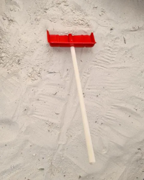 Schneeschüppe Schneeschieber KInderschneeschaufel im Sand und im Schnee ein Spaß