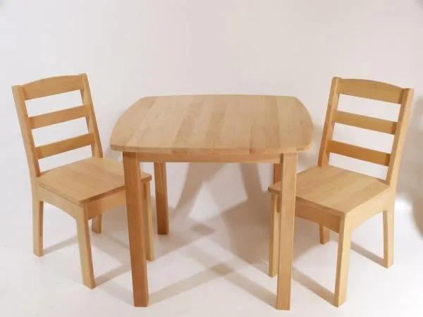 Kindermöbel aus Holz, Tisch mit zwei Stühlen