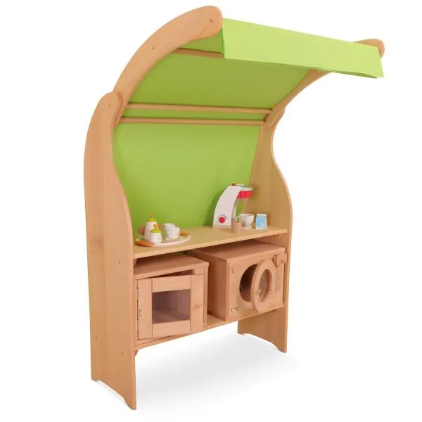 Kinder-Spielständer aus Buchenholz mit Dachbogen und grünem Spieltuch. Die Kinder-Spielküche hat eine Spühle, eine Waschmaschine und ein Schränkchen.